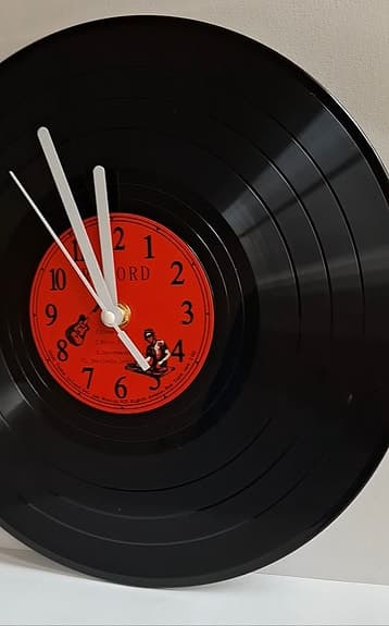 Väggklocka i form av vinylskiva