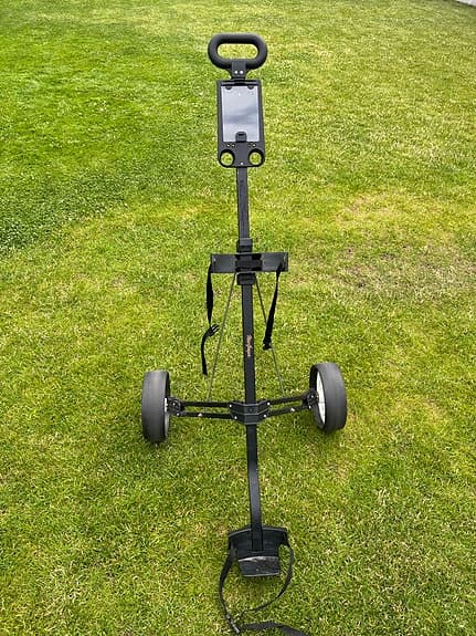 Golfset med vagn, bag, klubbor och bollar.