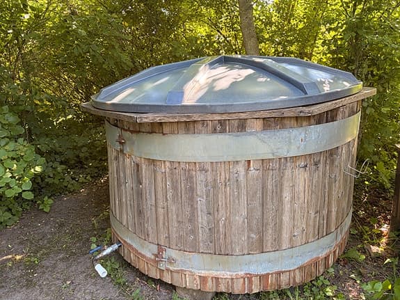 Vedeldat spabad badtunna i trä med nyare glasfiberinsats. Vagn kan ingå