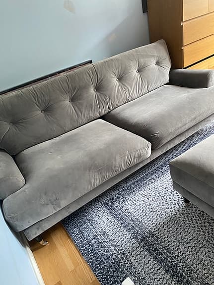 Grå soffa med fotpall
