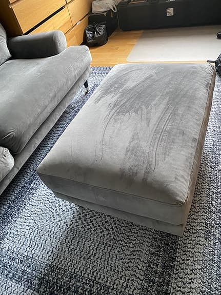 Grå soffa med fotpall