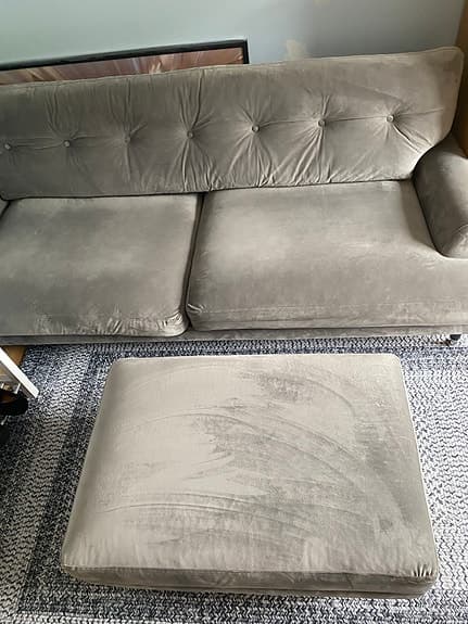 Grå soffa med fotpall