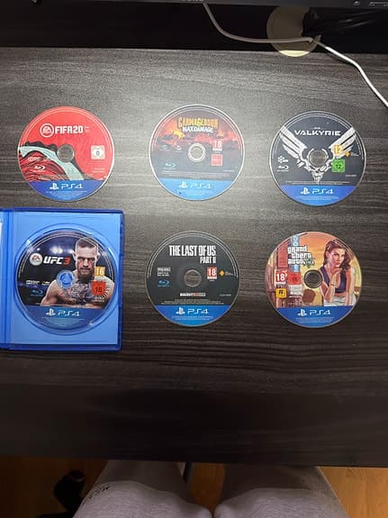 2st PlayStation 4 spelkonsol med handkontroll 6st spel