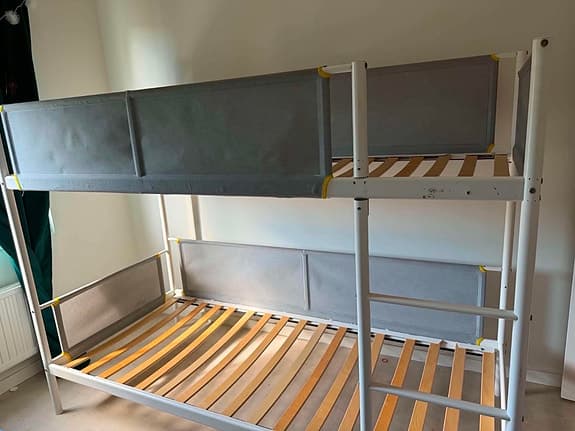 IKEA våningssäng med skyddspaneler vit/grå