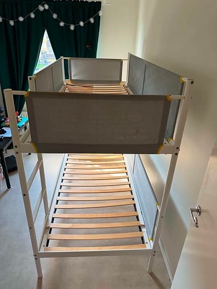 IKEA våningssäng med skyddspaneler vit/grå