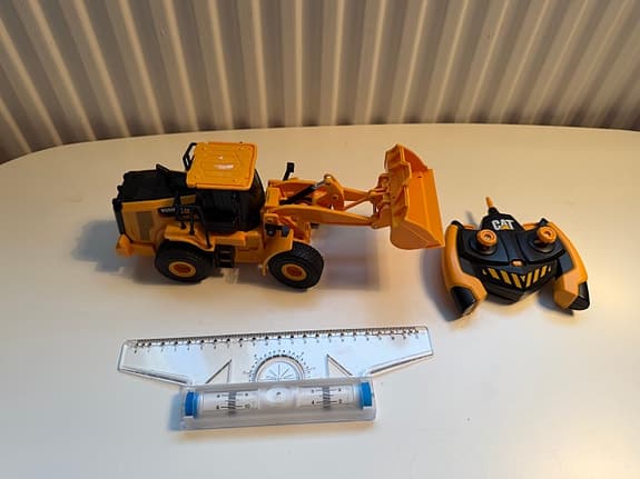 CAT 950M Fjärrstyrd Hjullastare – Carrera Toys