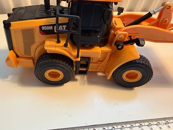 CAT 950M Fjärrstyrd Hjullastare – Carrera Toys
