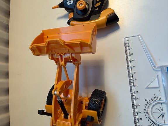 CAT 950M Fjärrstyrd Hjullastare – Carrera Toys