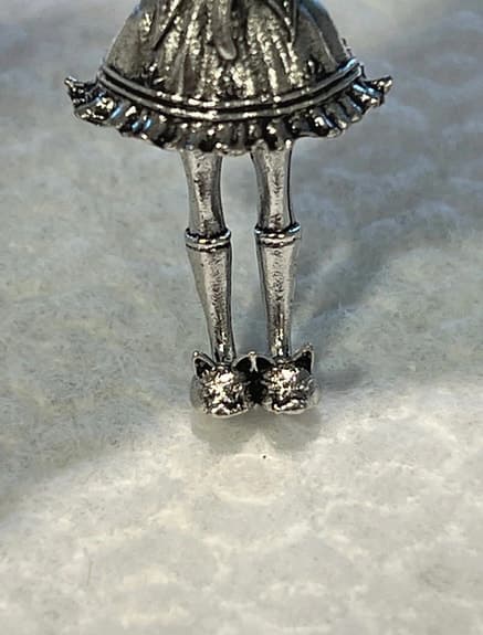 Hänge med figur i metall, kedja ingår