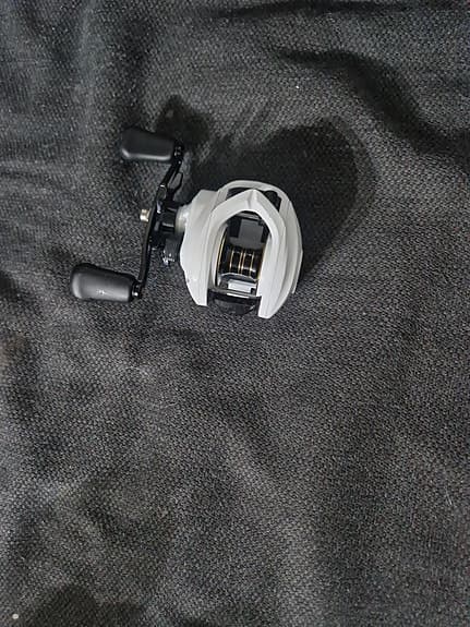 Vit multirulle för baitcastingfiske