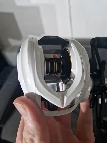 Vit multirulle för baitcastingfiske