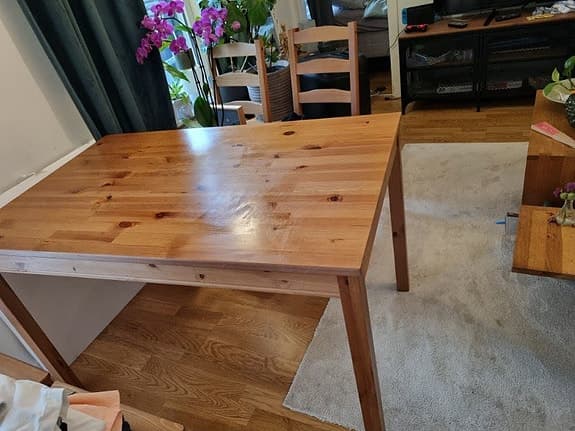Matbord av trä