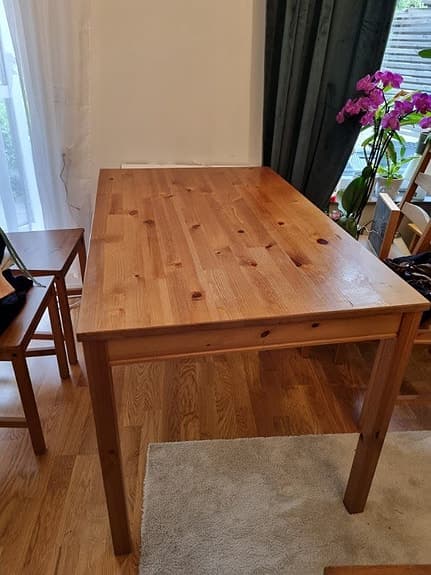 Matbord av trä
