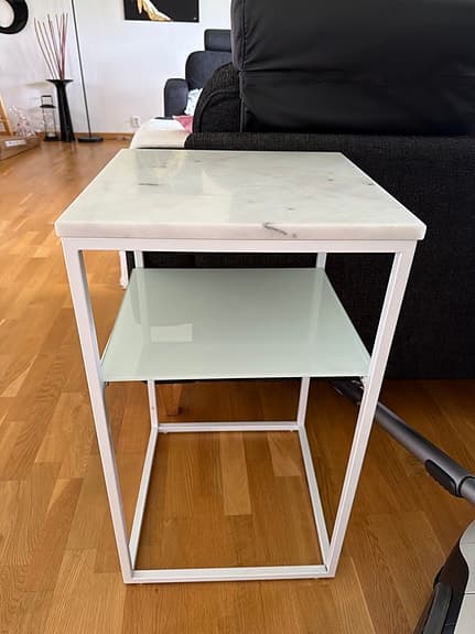IKEA sidobord med marmorskiva vit