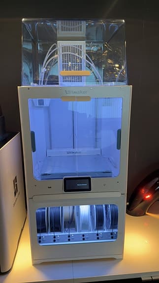 Ultimaker S5 med material station och air management
