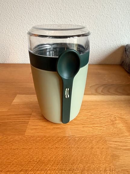Matburk med sked för yoghurt/mellanmål