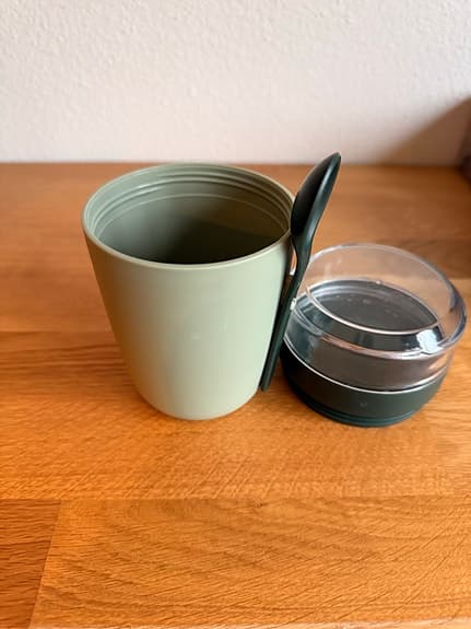 Matburk med sked för yoghurt/mellanmål