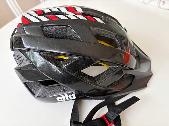 Alto cykelhjälm svart/röd samt reflexvästar