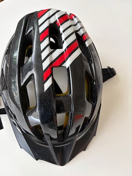 Alto cykelhjälm svart/röd samt reflexvästar
