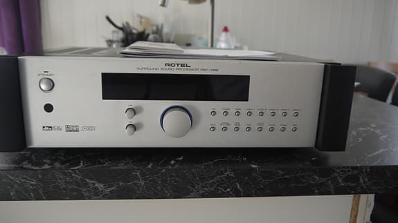 Rotel RSP-1068 surroundförsteg silver