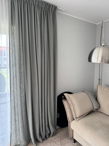Grön gardinlängd i linnemix med vackert fall. 2 längder