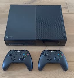 Xbox One med 2 handkontroller och 18 spel