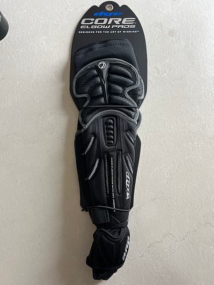 DYE Core Performance armbågsskydd – Paintball – Storlek M
