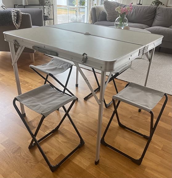 Hopfällbart campingbord med 4 stolar
