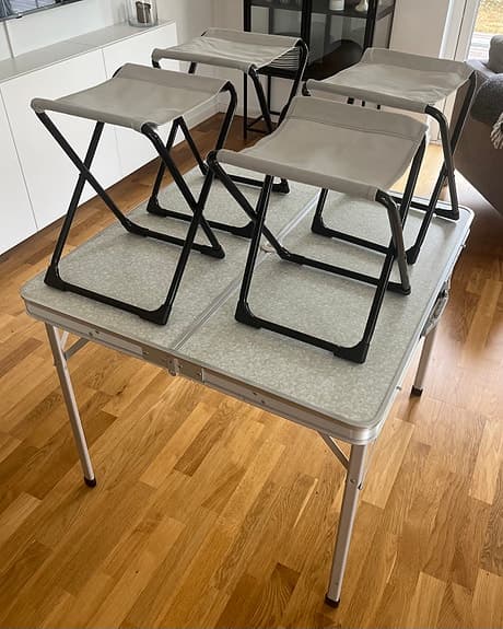 Hopfällbart campingbord med 4 stolar