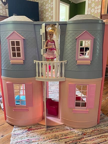 Stort Barbie dockhus med kök och balkong