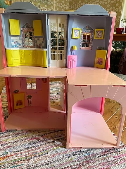 Stort Barbie dockhus med kök och balkong