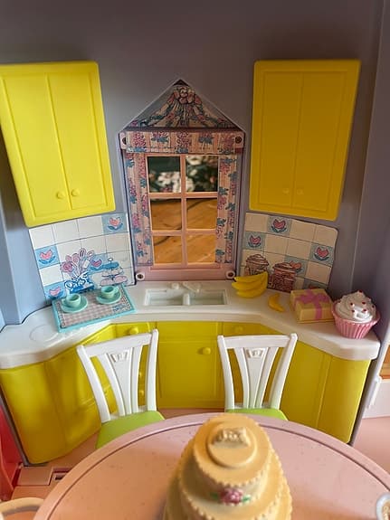 Stort Barbie dockhus med kök och balkong