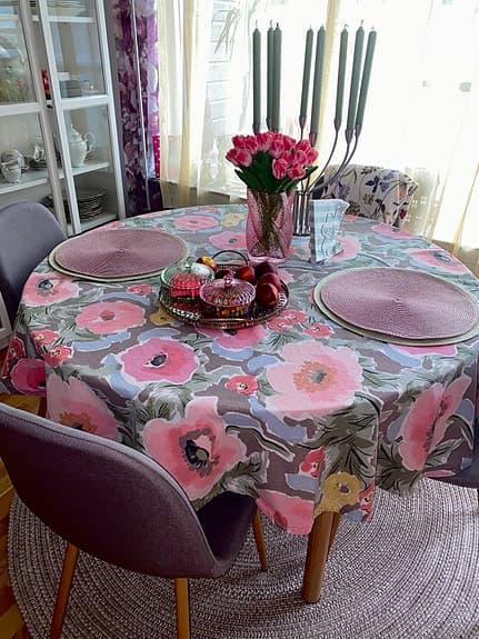 H&M Home rund duk med blommigt mönster