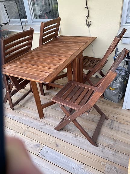 Trädgårdsbord med 4 fällbara stolar i trä