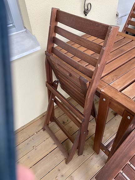 Trädgårdsbord med 4 fällbara stolar i trä
