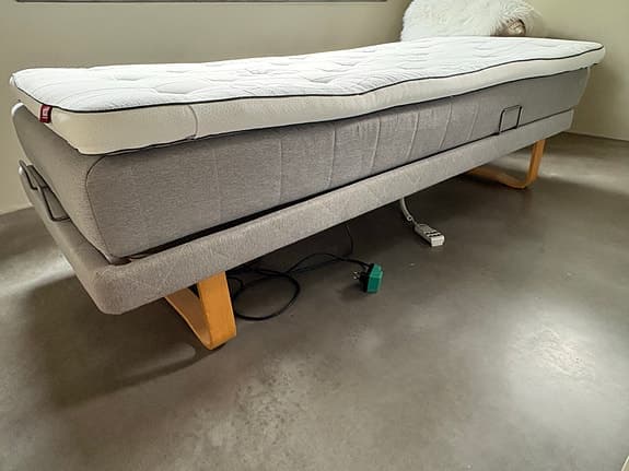 Ställbar säng