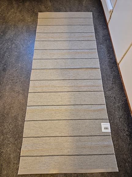 Pappelina Carl Vävd Plastmatta 70x180 cm Grå