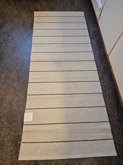 Pappelina Carl Vävd Plastmatta 70x180 cm Grå