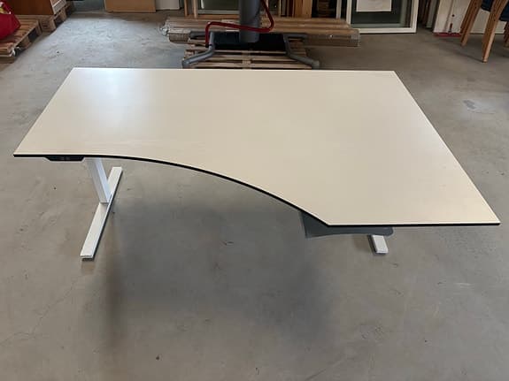 Eldrivet höj & sänkbart skrivbord i fint skick!