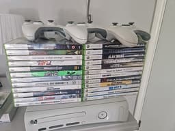 Xbox 360 vit med 3 handkontroller och spelpaket