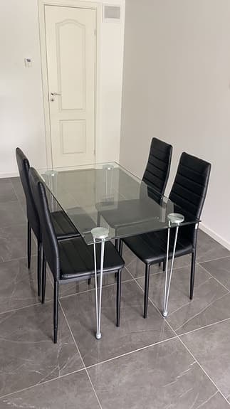 Modern och fräsch matbord med stolar