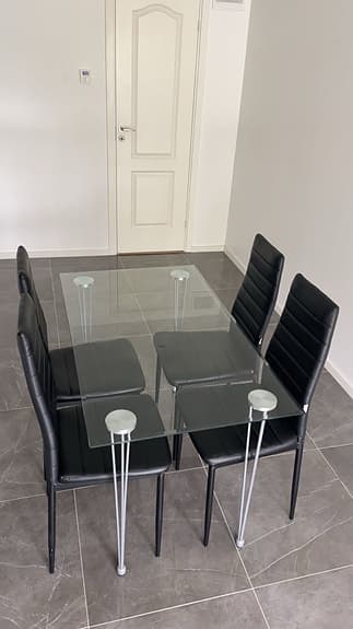 Modern och fräsch matbord med stolar