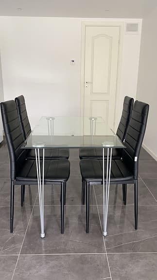 Modern och fräsch matbord med stolar