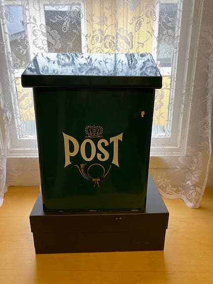 Grön postlåda i plåt med lock