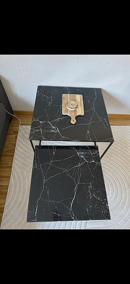 Soffbord med elegant svart marmormönster – modern design