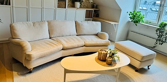 Howardsoffa med tillhörande pall – ljusbeige