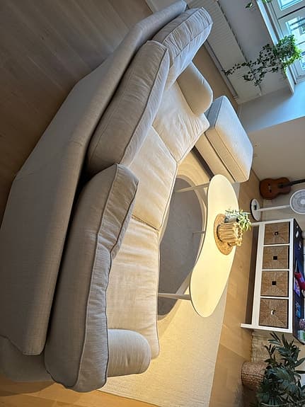 Howardsoffa med tillhörande pall – ljusbeige