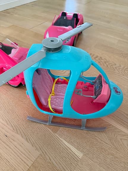Barbie bilar och helikopter