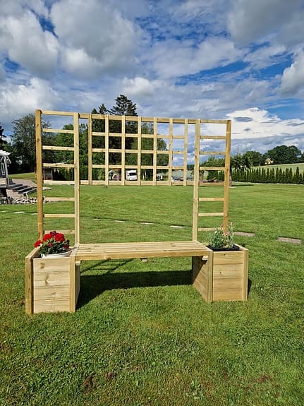 Trä pergolabänk med spaljé och blomlådor