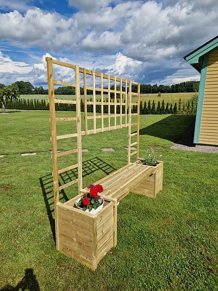 Trä pergolabänk med spaljé och blomlådor